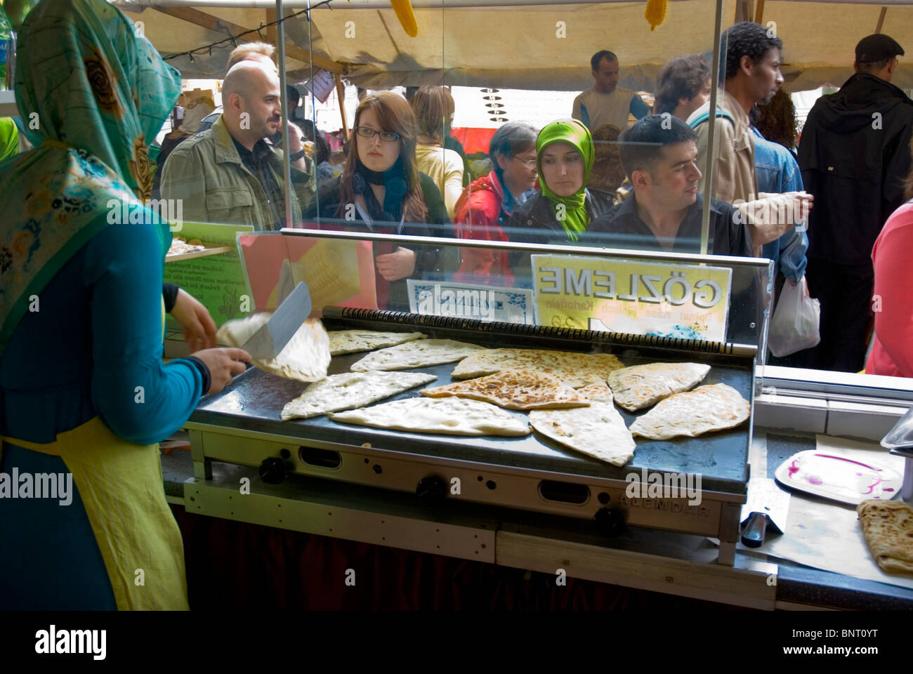 Gözleme (pancake) Türkenmarkt stallo il mercato turco kreuzberg Berlino ovest Germania Europa Foto Stock
