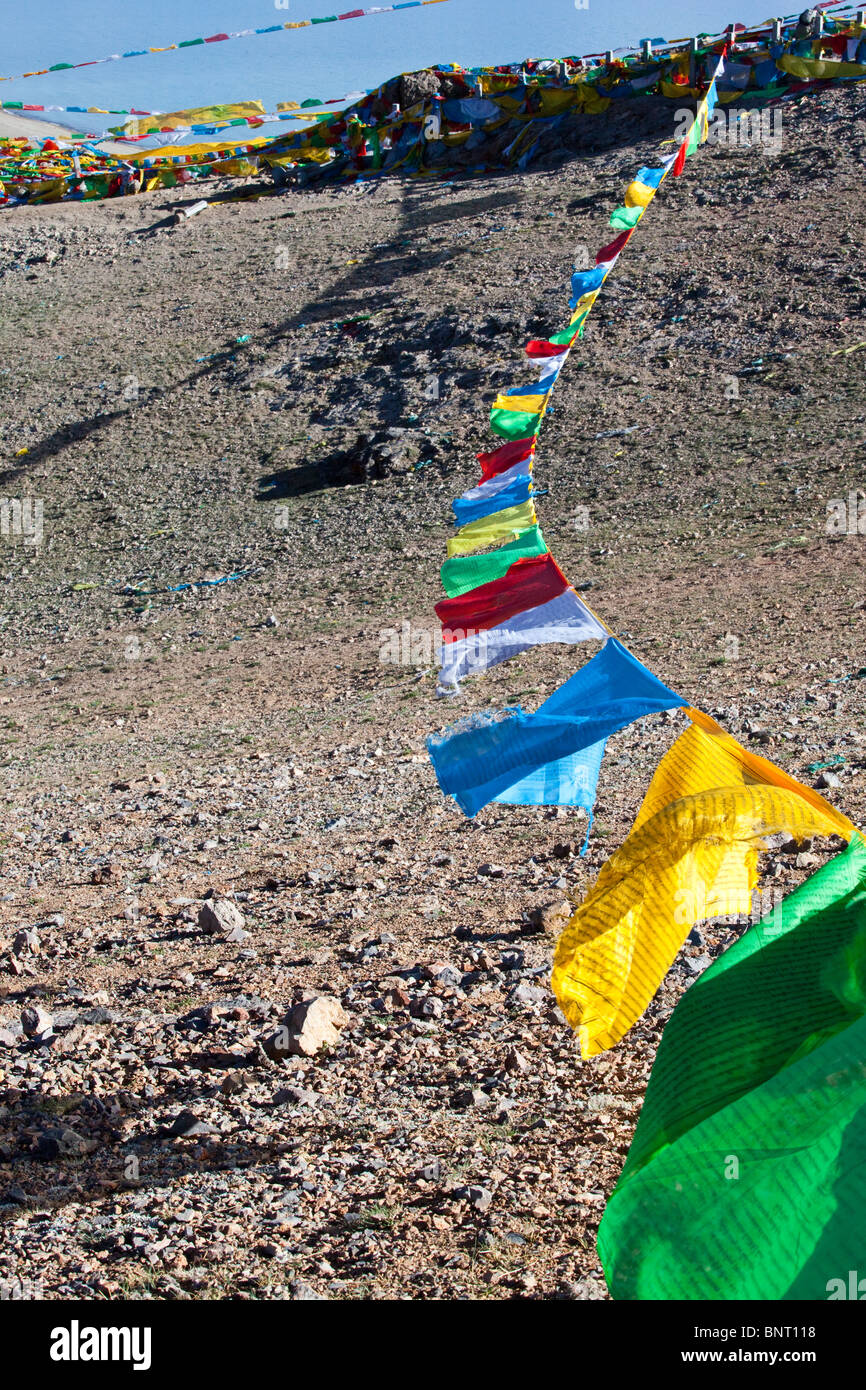 Bandiere di preghiera a Nam-tso lago in Tibet Foto Stock