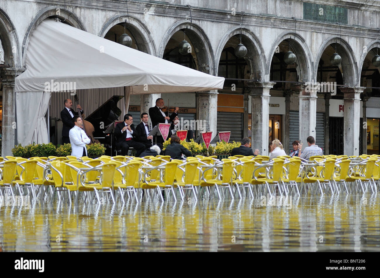 Venezia. L'Italia. Acqua alta in Piazza San Marco. Foto Stock
