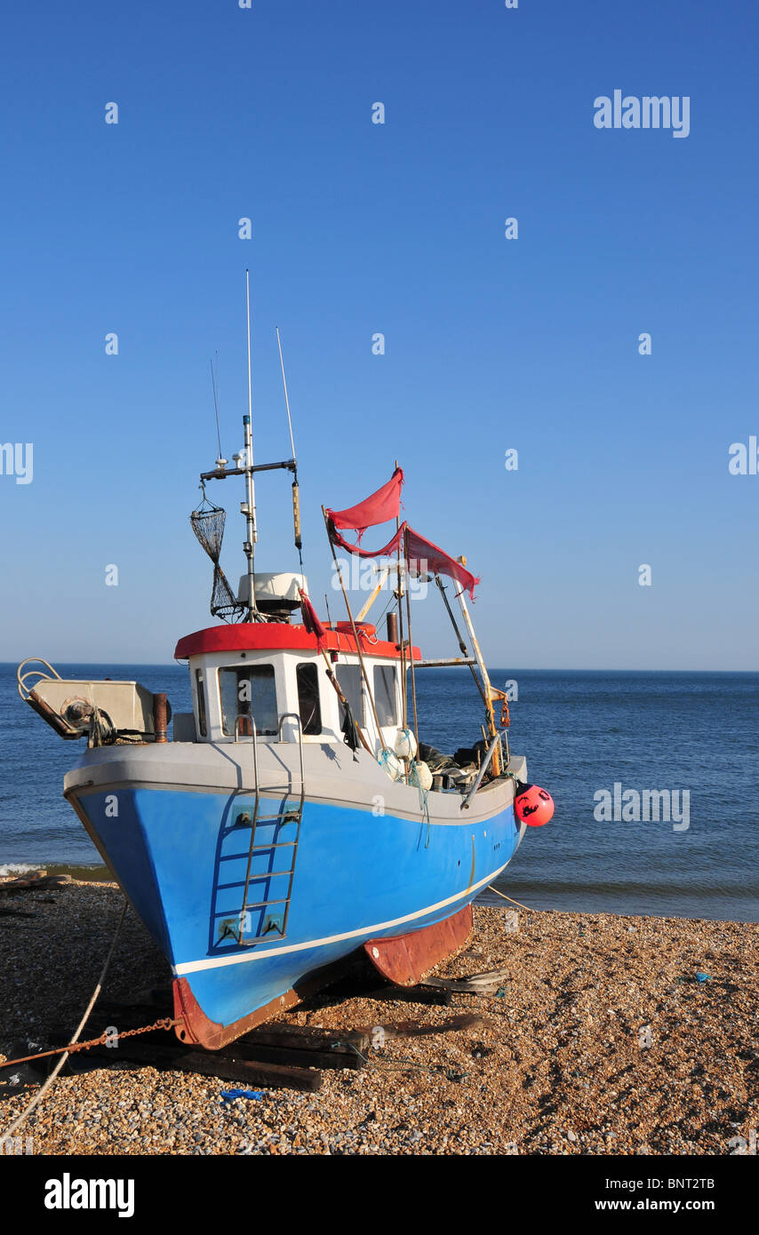 La pesca a strascico tirata fuori dal mare e sulla spiaggia. Immagine presa a Hythe, vicino a Folkestone nel Kent, Regno Unito Foto Stock