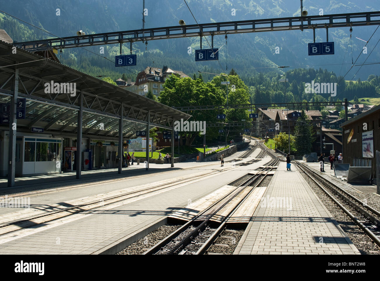 Raro momento di calma a Wengen stazione ferroviaria nell Oberland Bernese svizzera Foto Stock