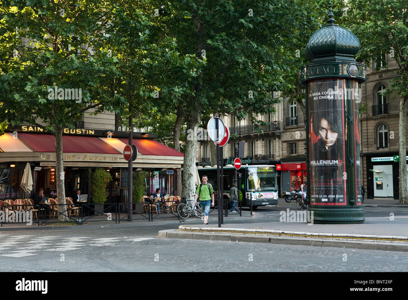Parigi scena all'aperto del luogo st austin con cafe e la pubblicità della colonna nella luce del mattino Foto Stock