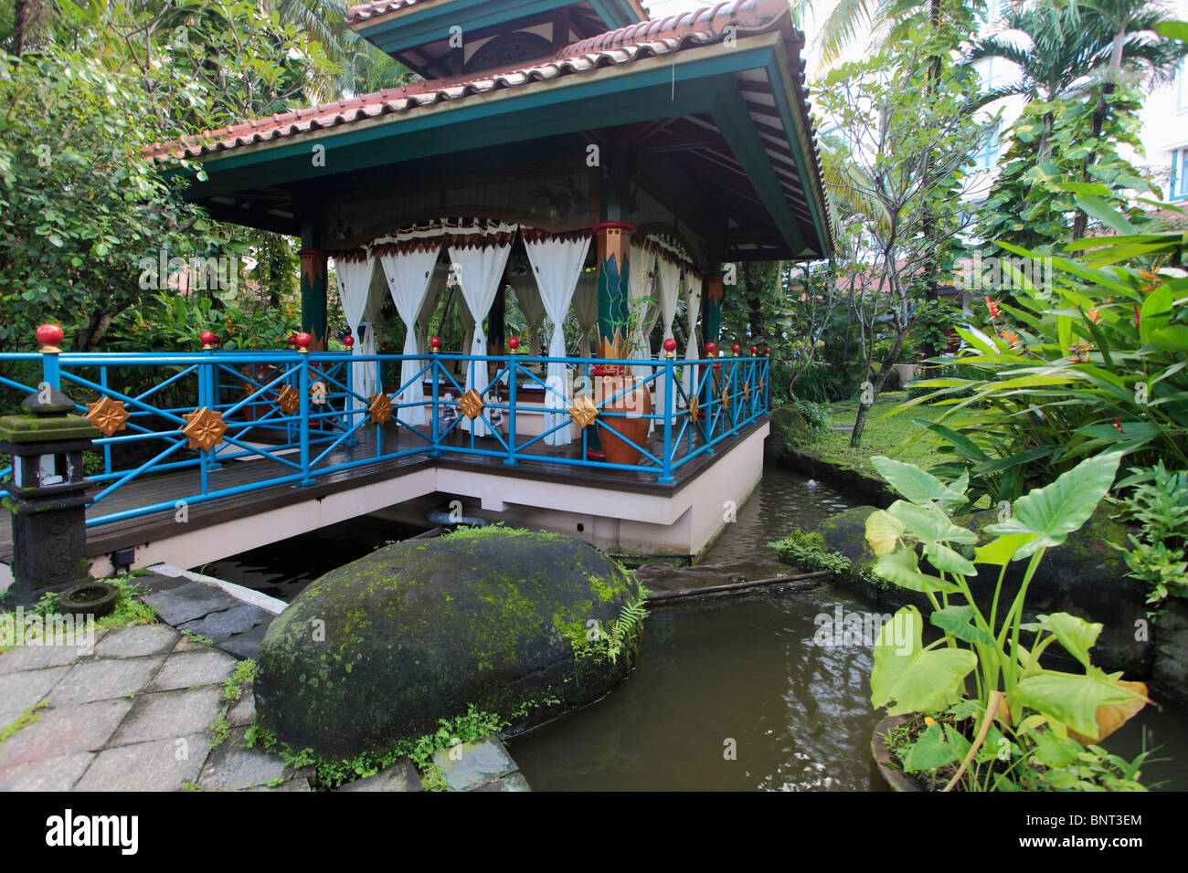 Indonesia; Java; Yogyakarta; Melia Purosani Hotel, giardino, pavilion vegetazione tropicale Foto Stock