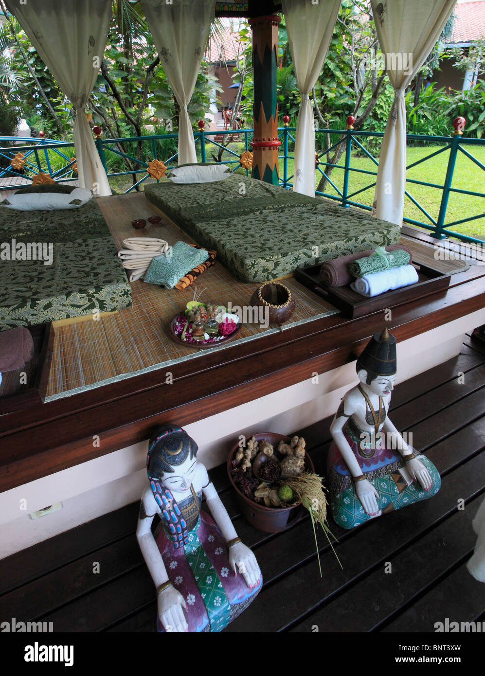 Indonesia; Java; Yogyakarta; Melia Purosani Hotel, giardino, pavilion Foto Stock