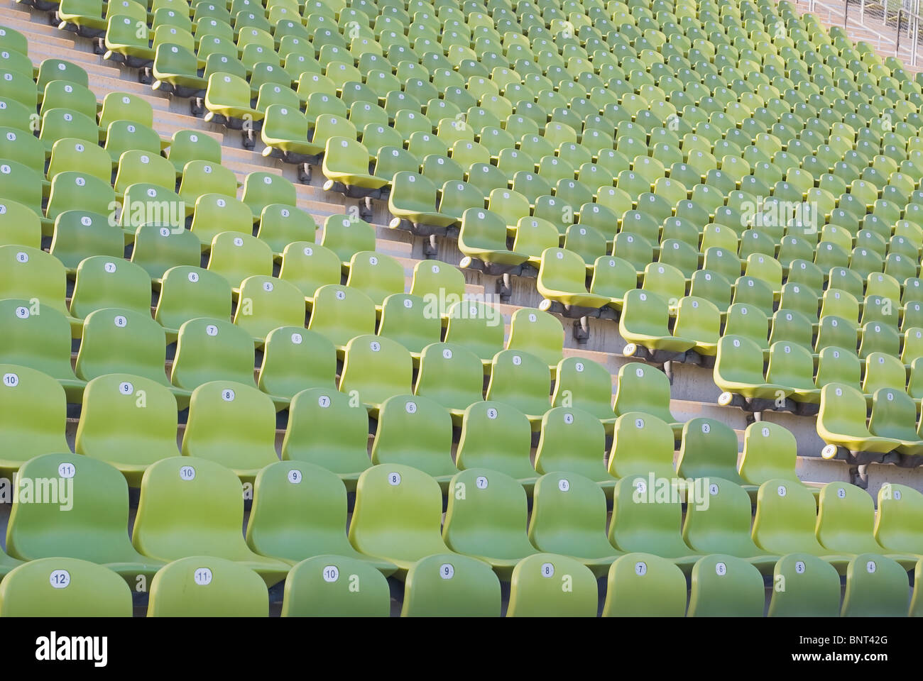 Lo stadio di atletica con righe di sedi vuote Foto Stock