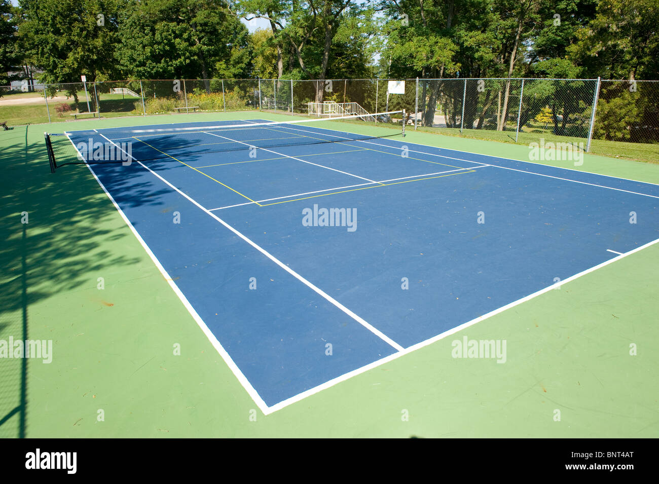Svuotare il campo da tennis con linee Pickleball dipinto su di esso Foto Stock