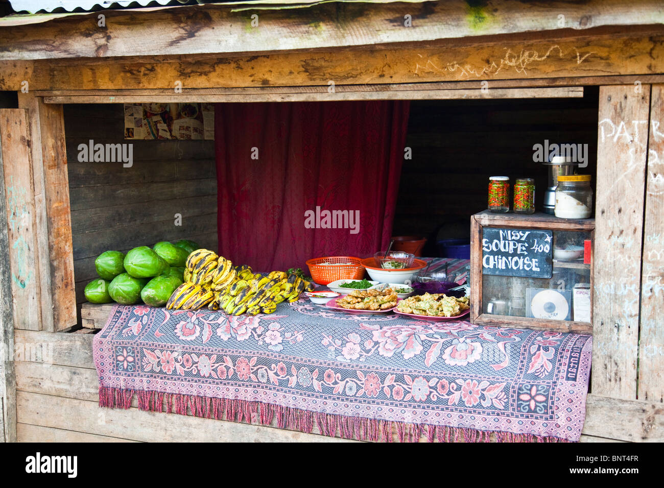 Una bancarella di strada che offre frutti, zuppa calda e altri alimenti in villaggio Andisabe nella parte occidentale del Madagascar Foto Stock