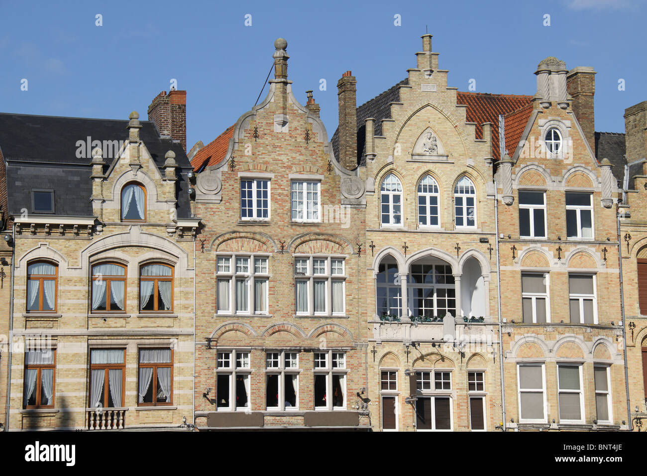 Stile fiammingo edifici che si affacciano sulla piazza del mercato di Ypres, Belgio. Tutti gli edifici di Ypres è stata ricostruita dopo la Seconda Guerra Mondiale Foto Stock