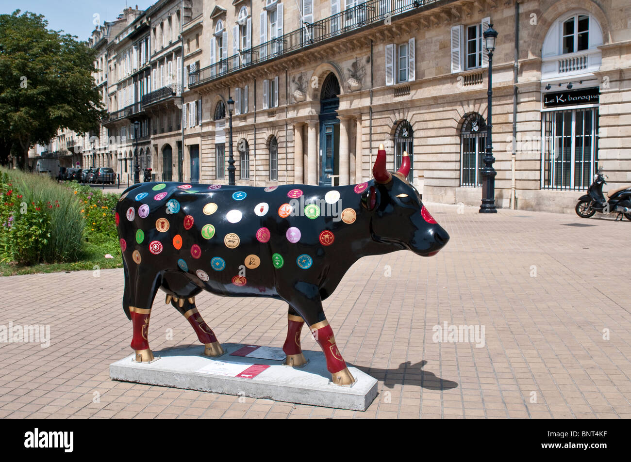 Scultura dipinta di una vacca, Parte di Cow Parade evento nel quartiere Chartrons, Bordeaux, Francia Foto Stock