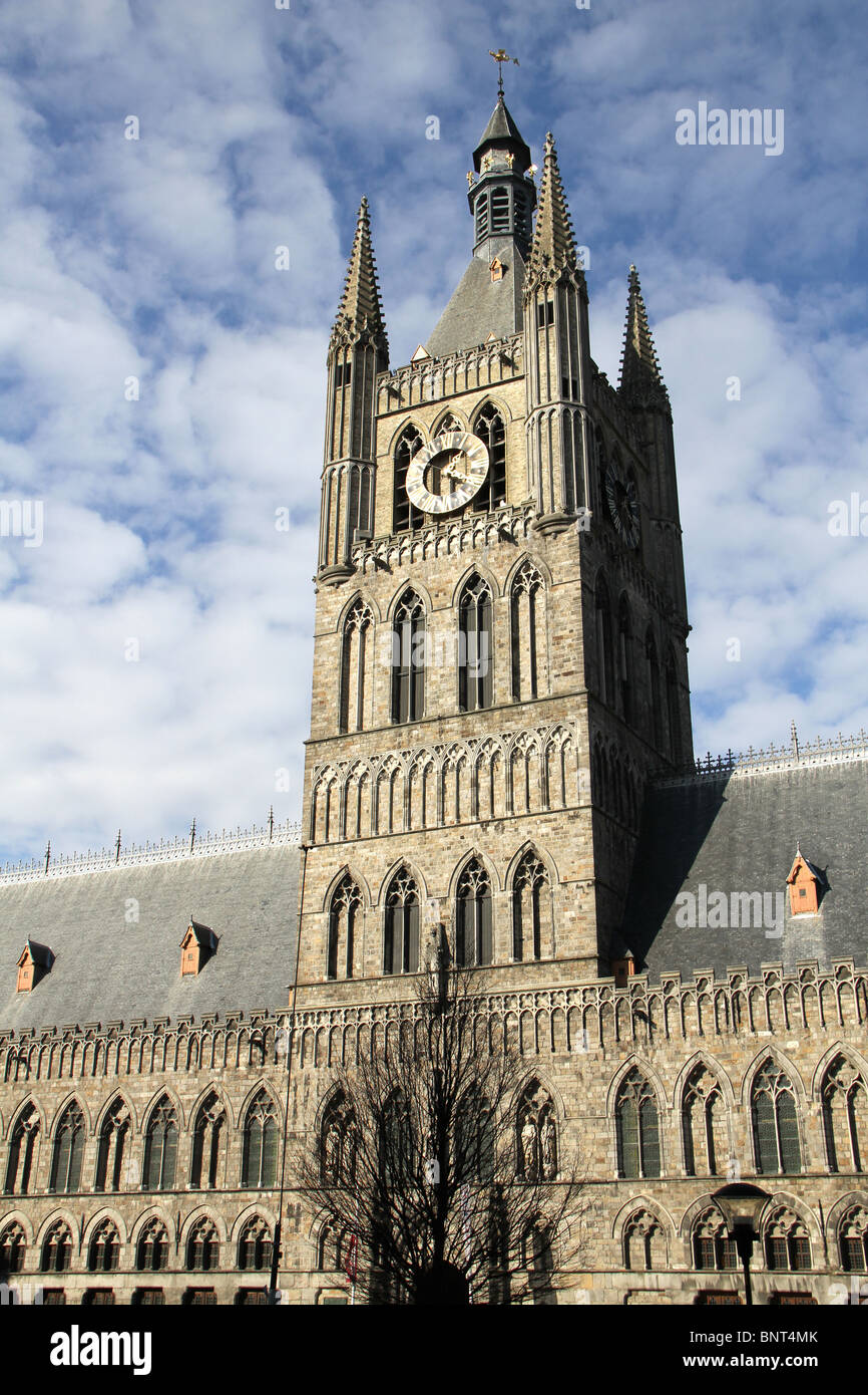 Torre dell'orologio sul panno Hall di Ypres, Belgio Foto Stock