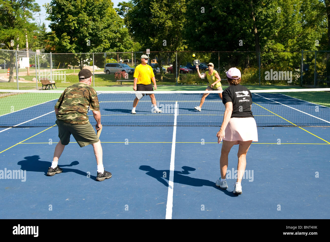 Pickleball è un tennis come sport giocato da persone di tutte le età Foto Stock