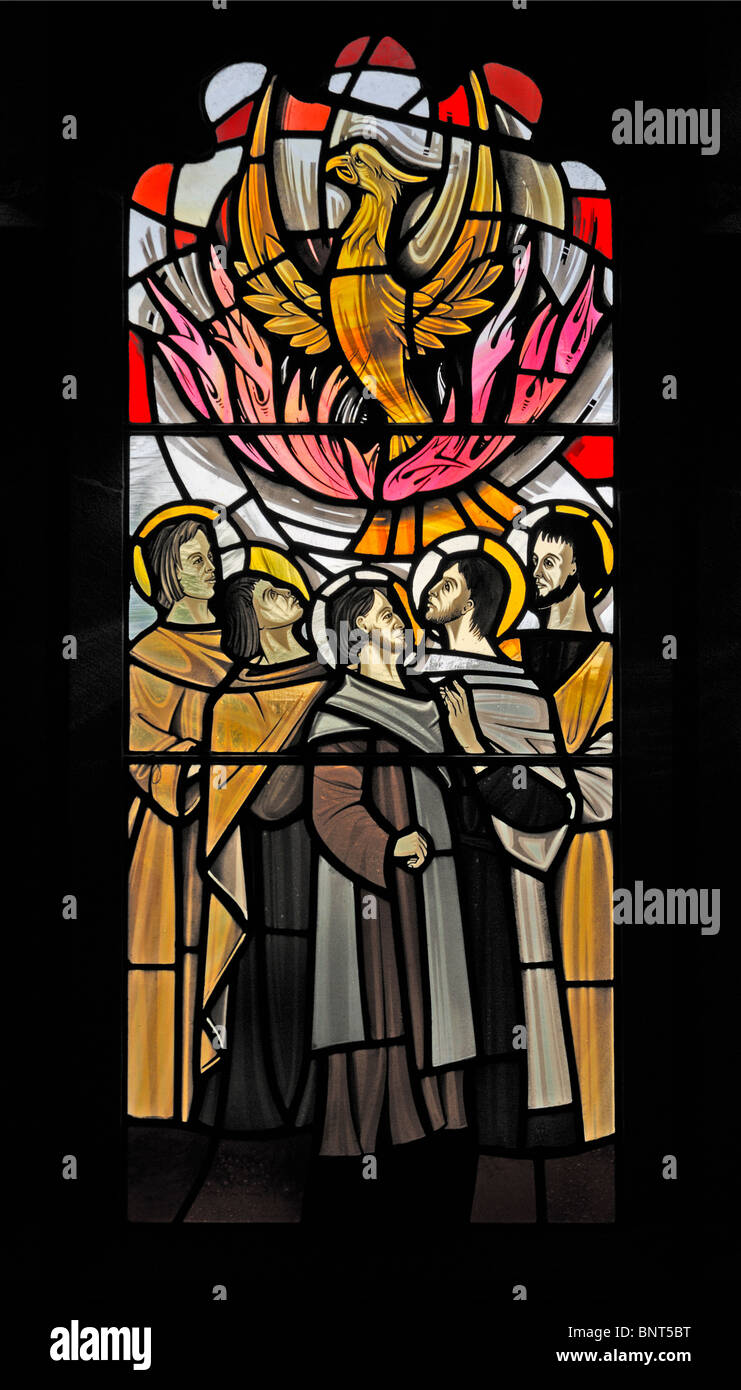 Discepoli e Phoenix, dettaglio da "Dono di Lingue " finestra. Chiesa di Saint Oswald. Knott fine, Preesall, Lancashire, Inghilterra. Foto Stock