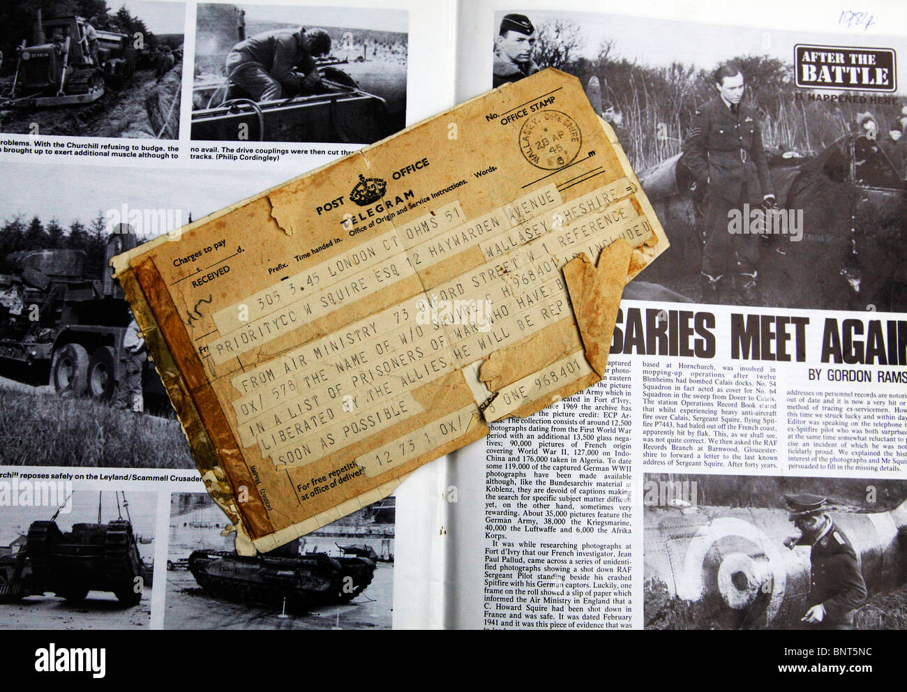 Un telegramma da guerra ufficio alla famiglia di un aviatore raccontando del suo rilascio dalla PoW camp. Una rivista racconta la sua storia Foto Stock