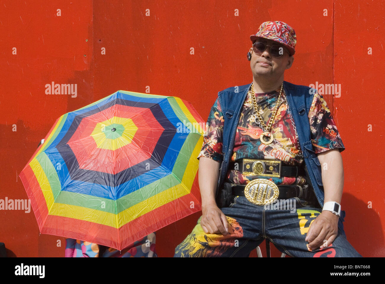 Bling fashion UK, stile Hip Hop, una vittima di moda maschile Londra Regno Unito anni 2010 2010 Inghilterra HOMER SYKES Foto Stock