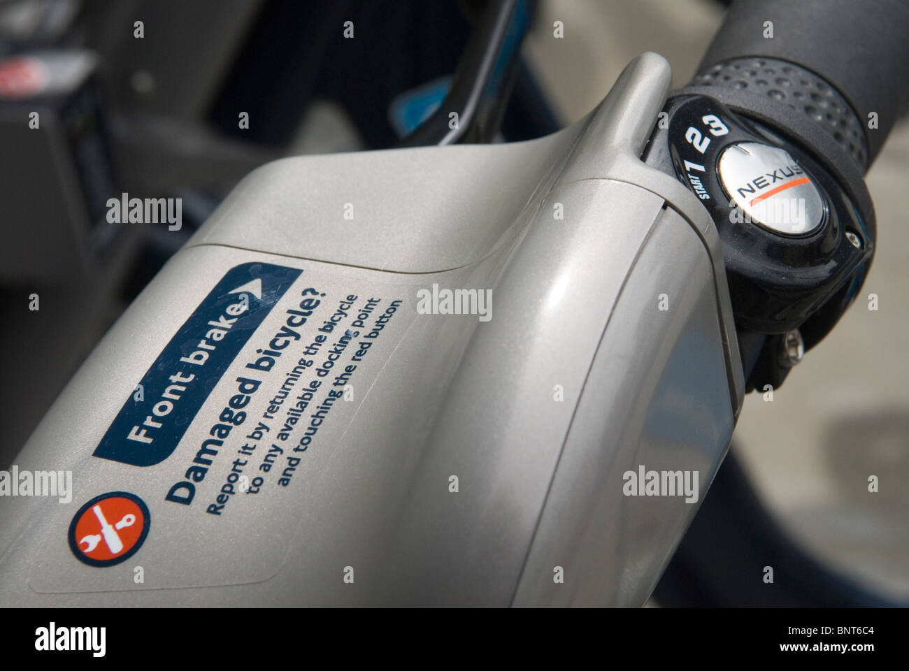 Tfl trasporto per London cycle hire dettaglio istruzioni bicicletta danneggiata. London REGNO UNITO Foto Stock