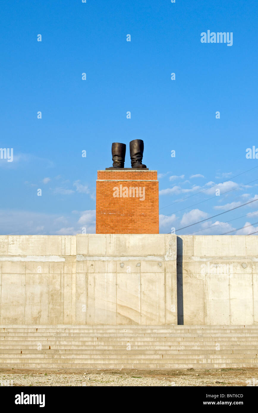 Stivali in bronzo della statua di Ákos Eleőd su Stalin in tribuna Memento Park (Szoborpark) a Budapest, Ungheria Foto Stock