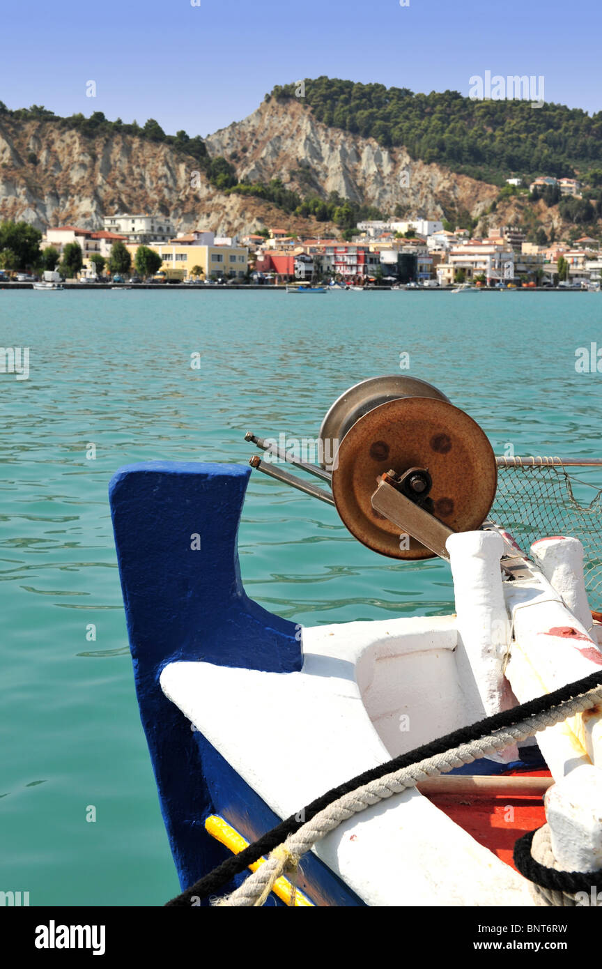 La poppa di una tradizionale barca da pesca ormeggiate a Zakinthos sulle isole Ionie, Grecia. La messa a fuoco in primo piano. Foto Stock