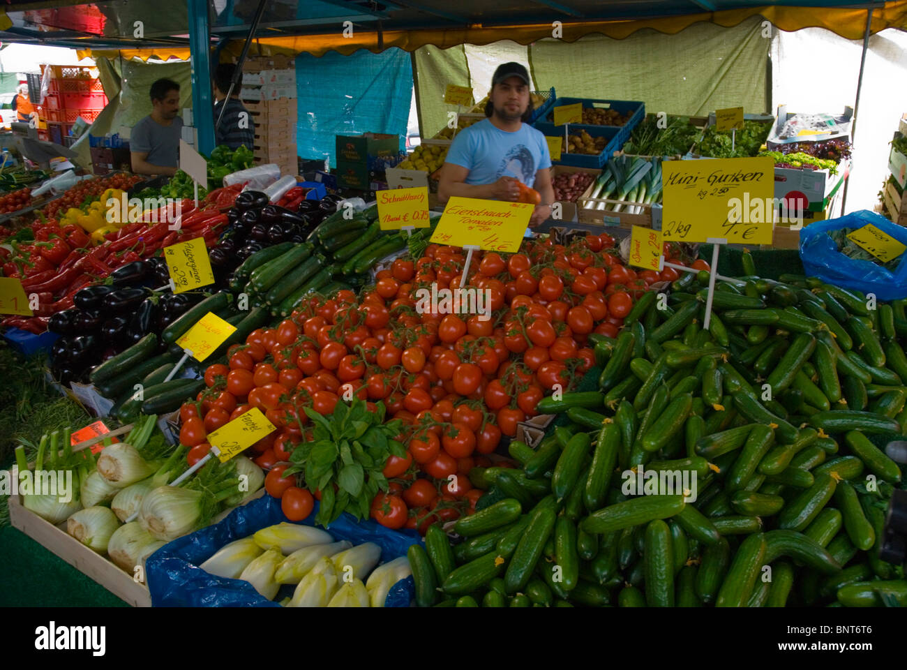 Prodotti freschi ortaggi Türkenmarkt stallo il mercato turco kreuzberg Berlino ovest Germania Europa Foto Stock