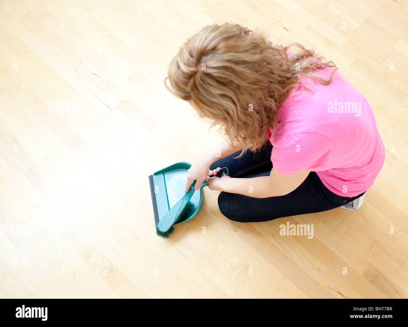 Donna bionda facendo lavori di casa Foto Stock