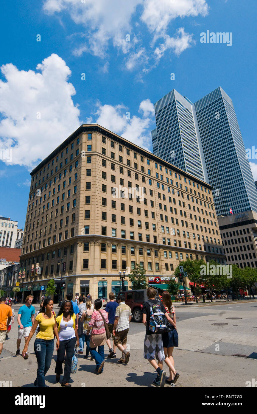 Il centro cittadino di Montreal street scene angolo della McGill avenue e St Catherine Street Foto Stock