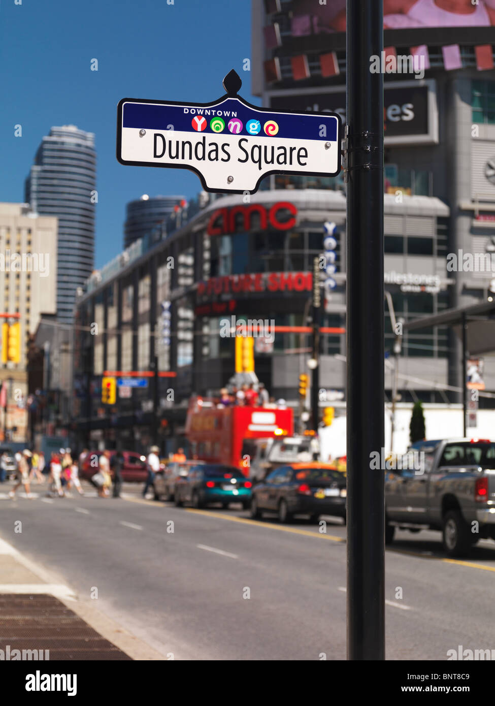 Dundas Square street segno a Yonge e Dundas strade. Downtown Toronto, Ontario, Canada 2010. Foto Stock