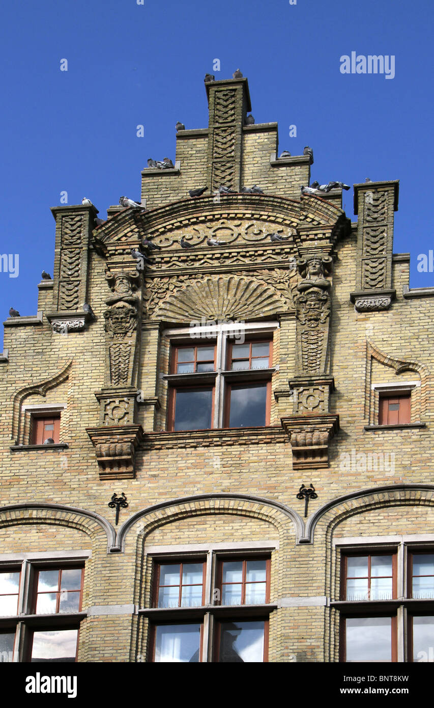 Fiamminga di tipico stile architettonico della facciata di edificio. Questa immagine è stata scattata a Ypres, Belgio. Foto Stock