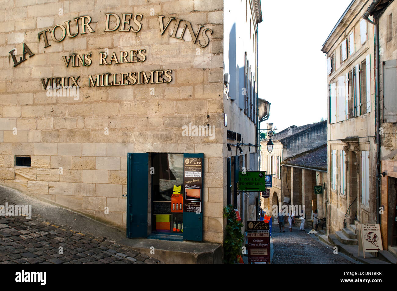 Street con Wine Shop, St Emilion, regione di Bordeaux, Francia Foto Stock