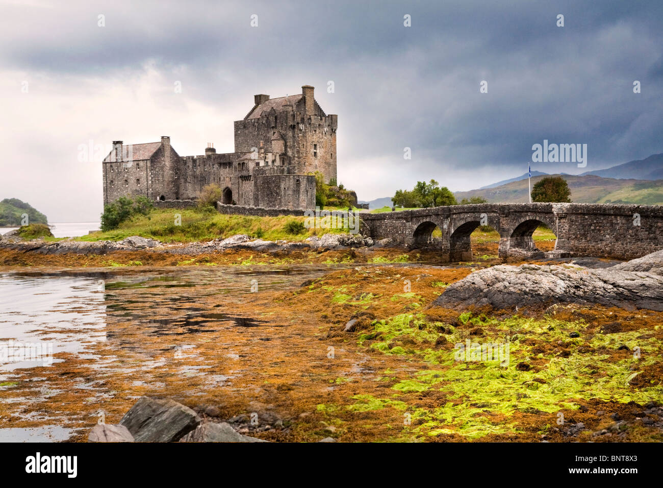 Cielo tempestoso oltre il Castello Eilean Donan, Scotland, Regno Unito Foto Stock