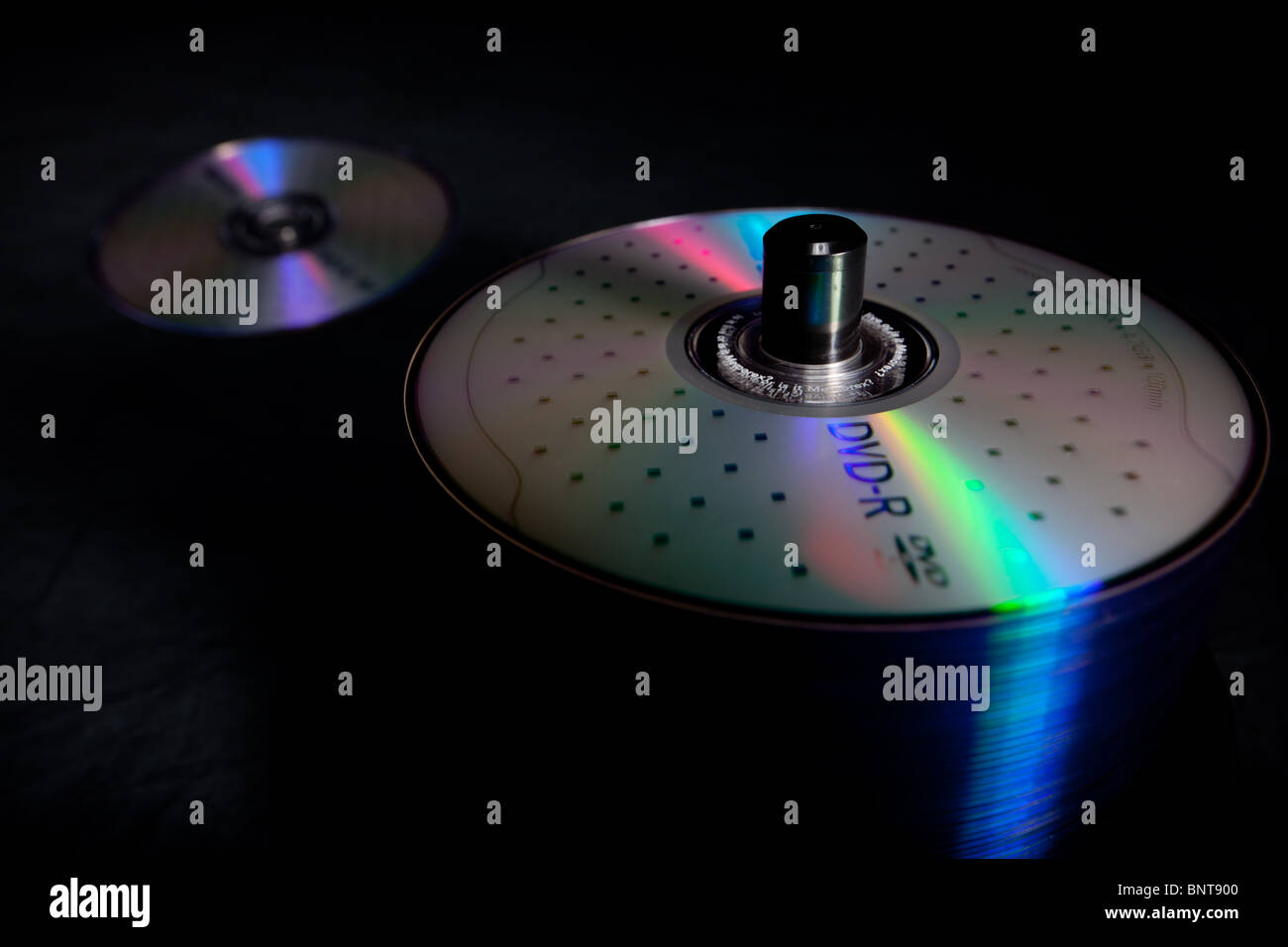 Studio Immagine di un mandrino di blank DVD con luce riflettendo sulla superficie Foto Stock