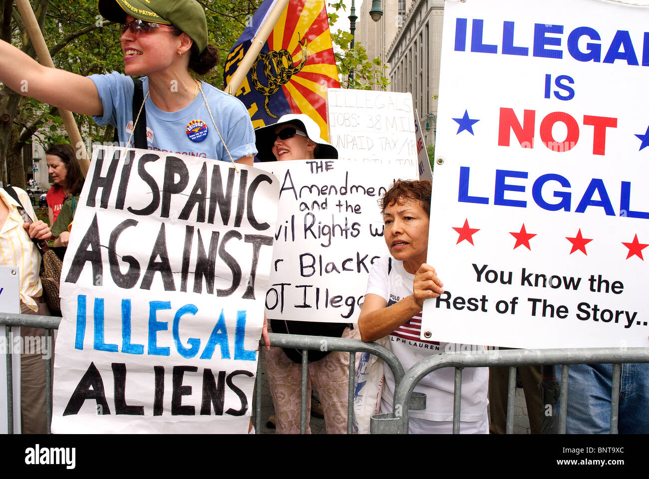 "Siamo tutti Arizona' Marzo a NYC a luglio 29th, Brooklyn-Manhattan, la protesta della SB 1070 Arizona diritto -- vedi descrizione. Foto Stock
