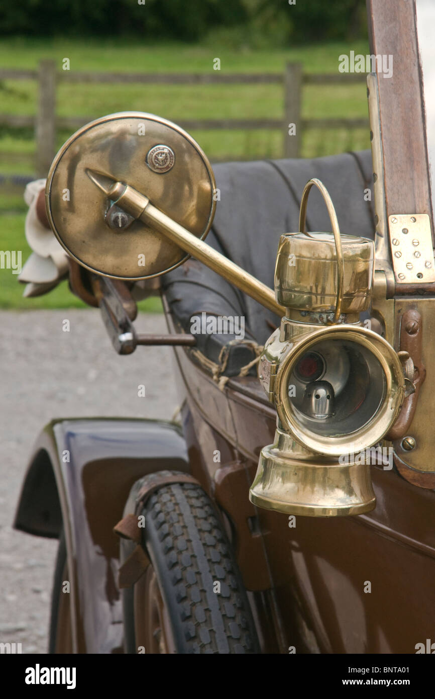 Lampada a carburo e specchietto laterale su un 1916 Jowett autovettura. Foto Stock