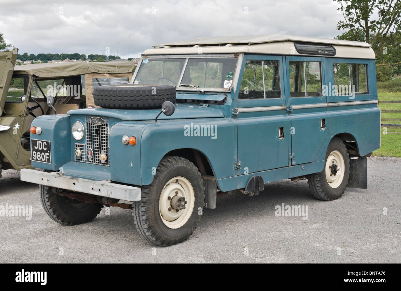 Land Rover Serie II lungo la base di ruota. Parcheggiato a fianco di un vecchio jeep in un rally nello Yorkshire. Foto Stock