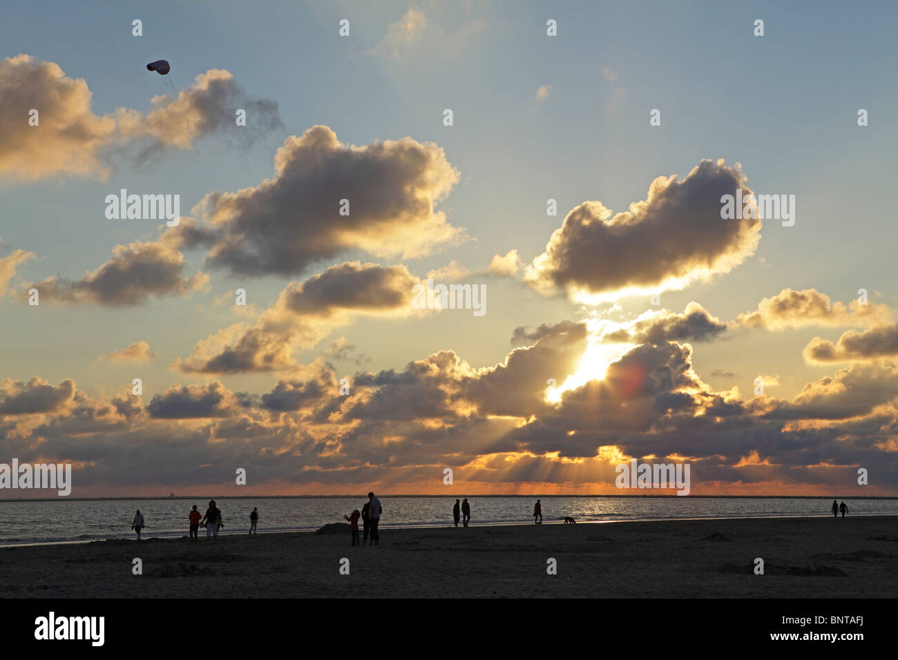 Tramonto sulla spiaggia di Borkum Town, isola Borkum, East Friesland, costa del Mare del Nord, Bassa Sassonia, Germania Foto Stock