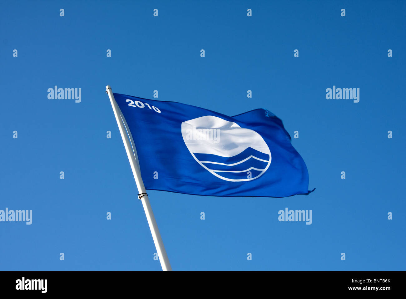 2010 Bandiera Blu aggiudicato alla riunione di spiaggia in acqua e in spiaggia i criteri di pulizia Foto Stock