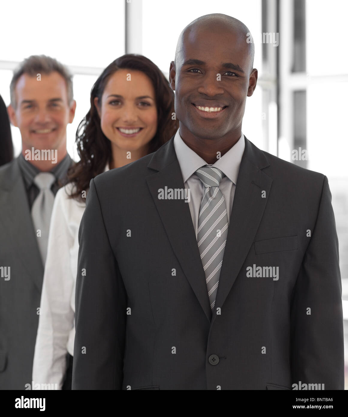 Il business leader con il team in background Foto Stock