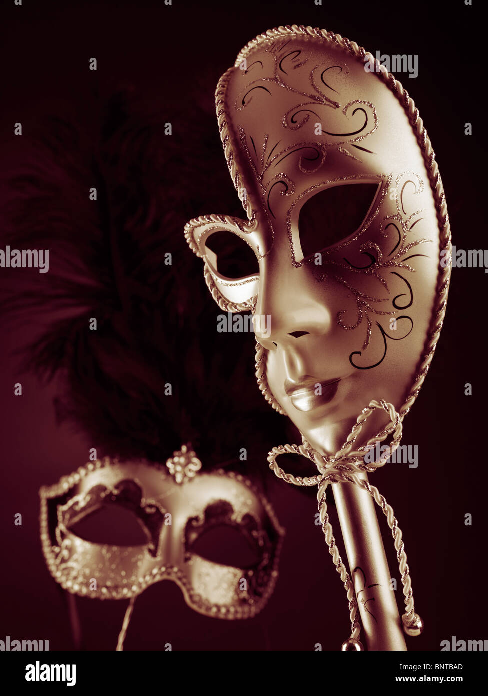 Due belle maschere veneziane nero su sfondo rosso Foto Stock
