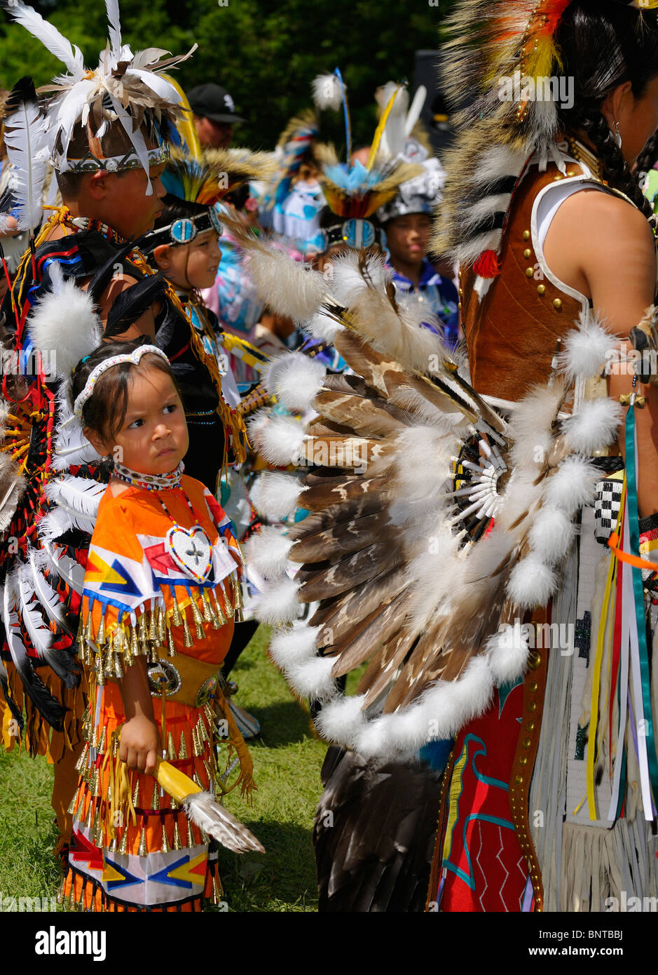 Giovane ragazza in abito di jingle cercando nervoso al un Pow Wow a sei nazioni reserve grand river ontario Foto Stock