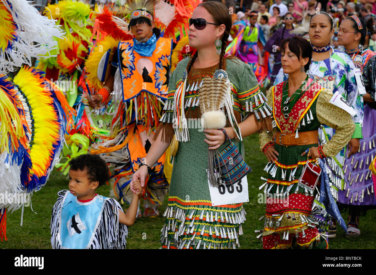 Indiani Nativi maschio ballerini di fantasia e donne in abiti di jingle a gran voce per sei nazioni riserva Pow Wow gran fiume ontario Foto Stock