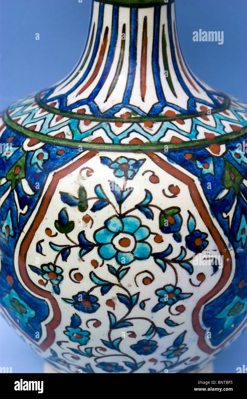 ANTICO VASO IN CERAMICA PERSIANO MEDIO-ORIENTALE CON MOTIVI A MOTIVO IZNIK Foto Stock