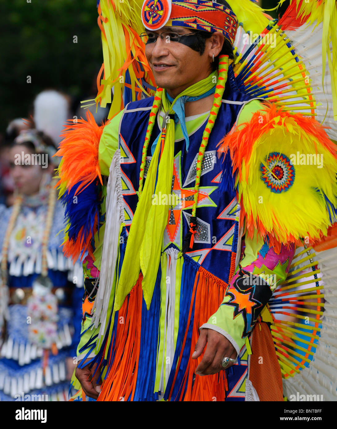 Indiani Nativi maschio ballerino di fantasia e ragazza di jingle dress a sei nazioni riserva Pow Wow gran fiume ontario canada Foto Stock