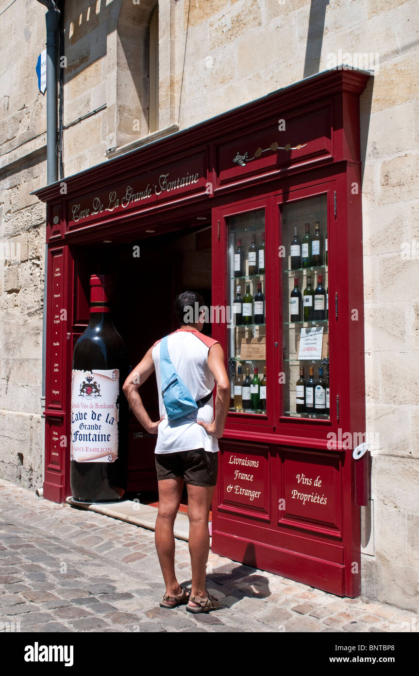 Enoteca con un enorme bottiglia di vino, St Emilion, regione di Bordeaux, Francia Foto Stock