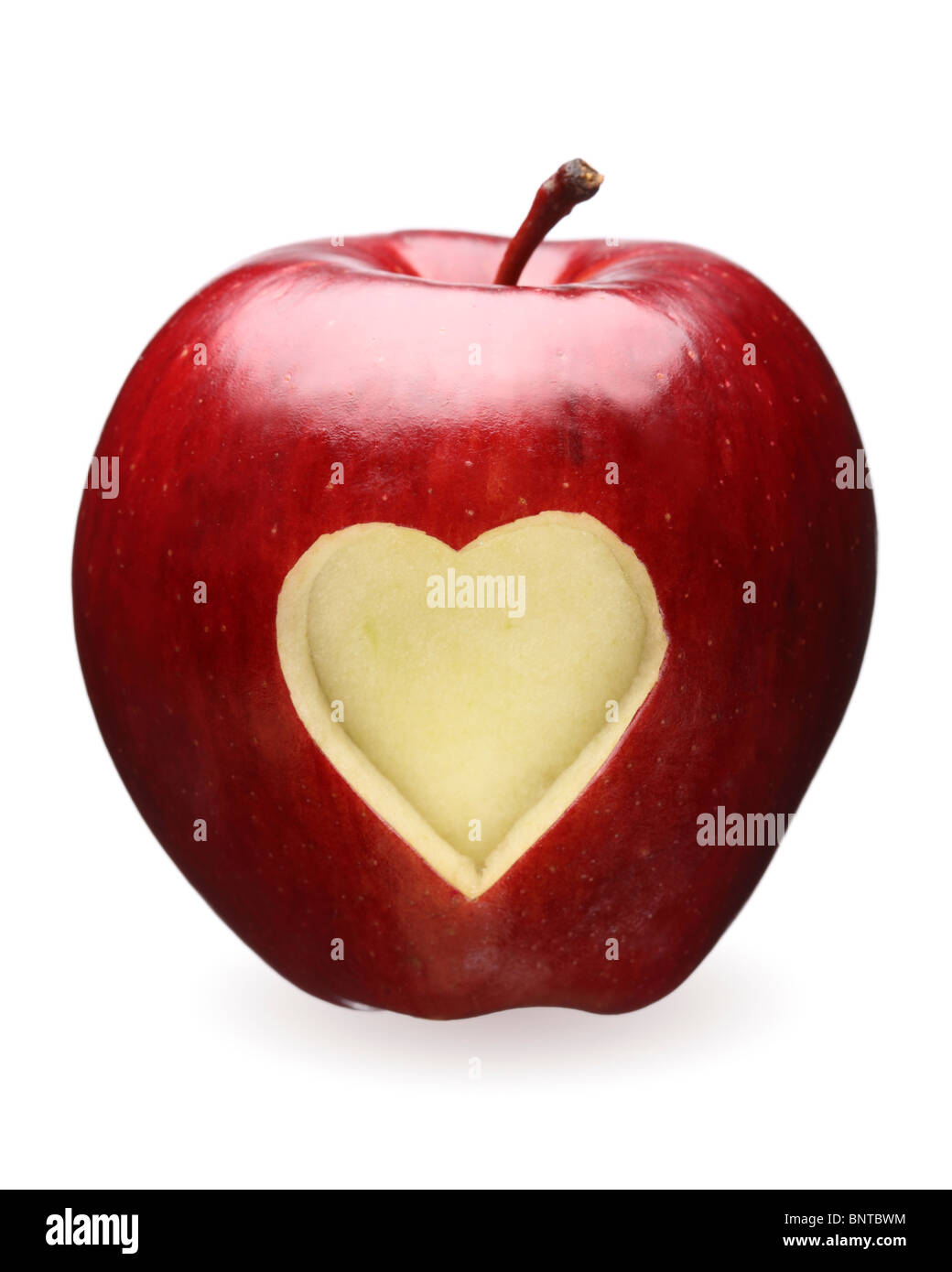 Forma di cuore scolpito di mela rossa Foto Stock