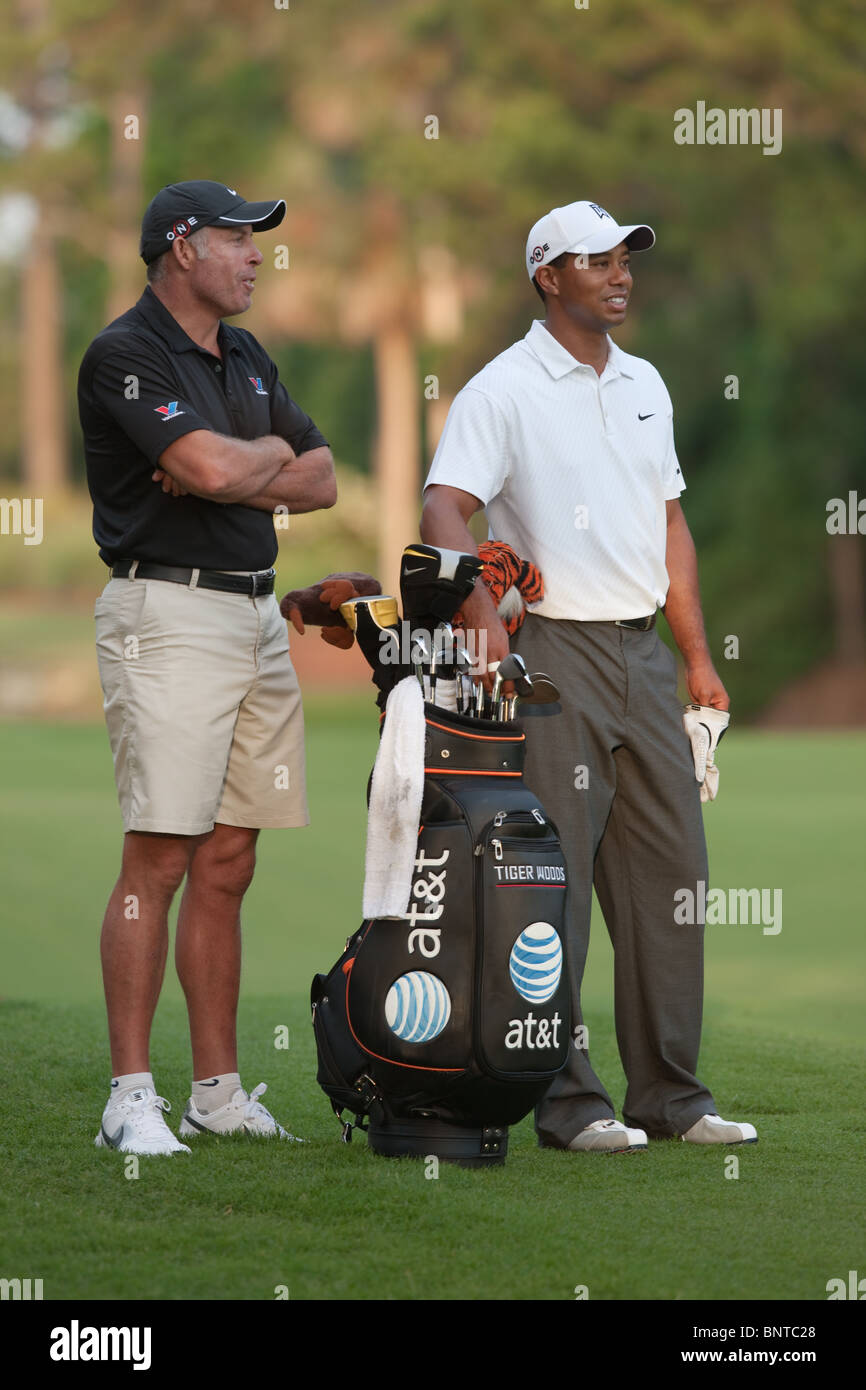 Tiger Woods e caddie Steve Williams attendere il decimo fairway durante 2009 Players Championship pratica rotonda. Foto Stock