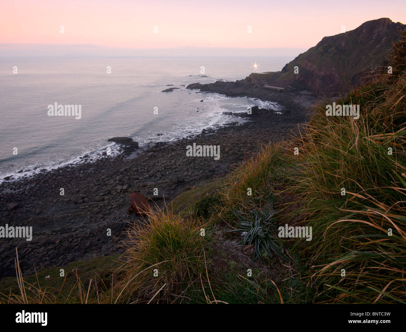 Hartland Point Lighthouse all'alba, Devon England Regno Unito Foto Stock