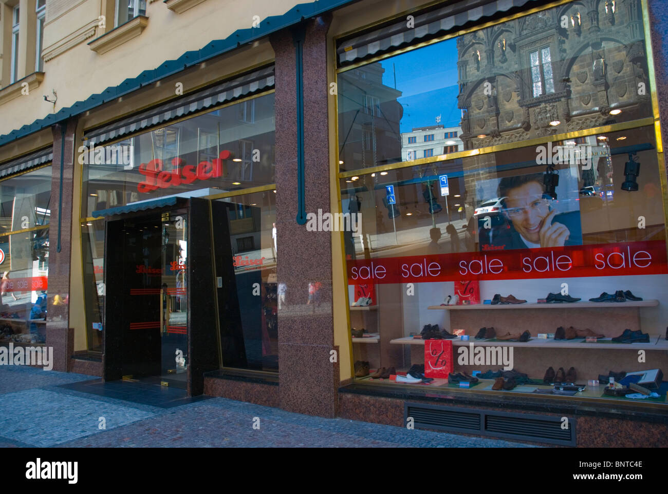 Leiser negozio di calzature Stare Mesto la città vecchia Praga Repubblica Ceca Europa Foto Stock