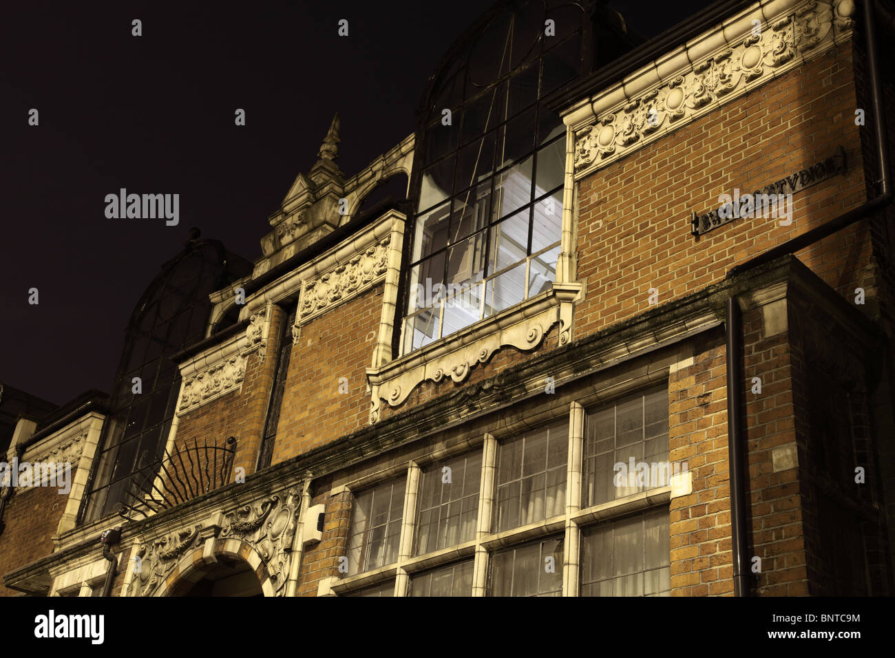 Tempo di notte vista di San Paolo Studios in Talgarth Road a West Kensington, London, W14. Foto Stock