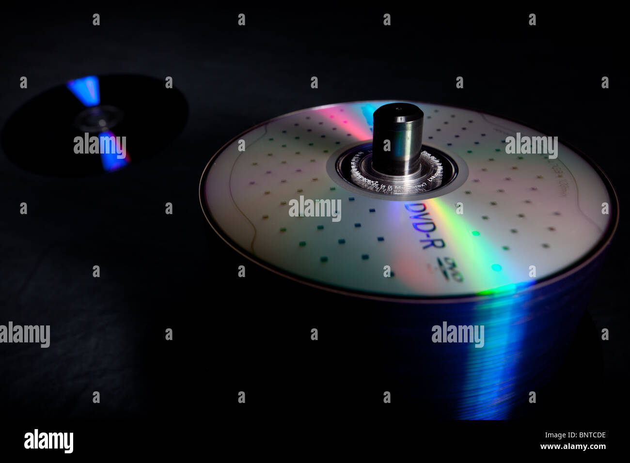 Studio Immagine di un mandrino di blank DVD con luce riflettendo sulla superficie Foto Stock