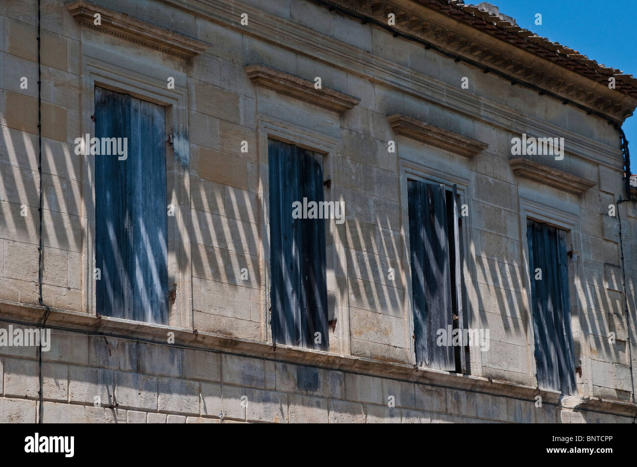 Casa in pietra con chiusura persiane di legno, St Emilion , regione di  Bordeaux, Francia Foto stock - Alamy