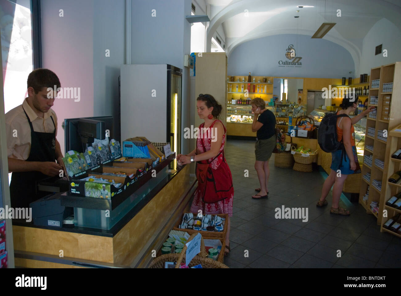 Le donne lo shopping al Culinaria cibo gourmet deli Città Vecchia Praga Repubblica Ceca Europa Foto Stock
