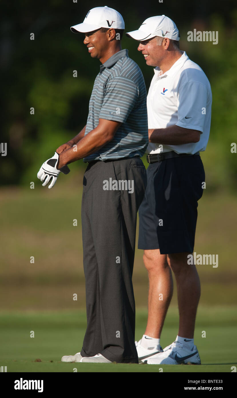 Tiger Woods e caddie Steve Williams godere di un momento di luce durante la Tiger è pratica rotonda di 2009 protagonisti del campionato. Foto Stock